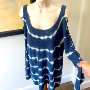 TORRID TIE DYE BLUE AND WHITE SWEATER WITH LACE UP COLD SHOULDER SLEEVES! SZ1